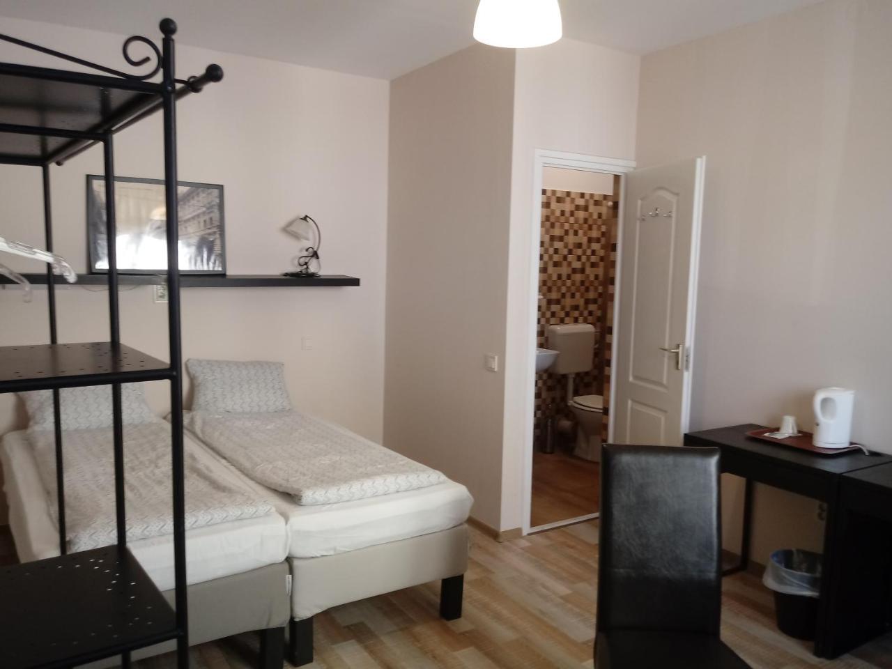 Promenade Panzio Bed & Breakfast Miskolc Bagian luar foto